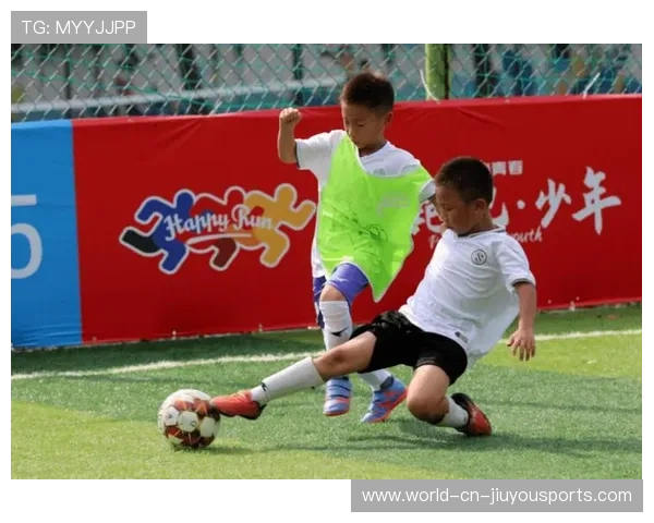 足球少年如何在比赛中将角球踢成界外球的奇妙瞬间