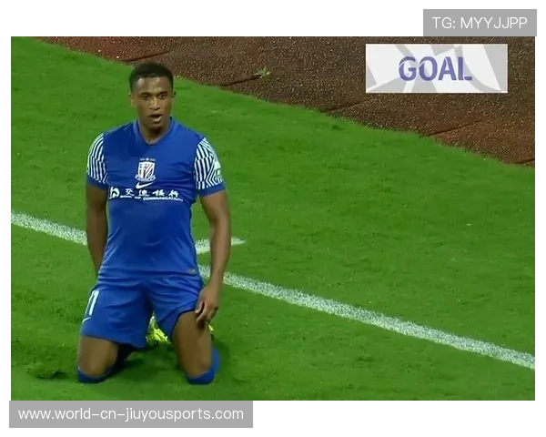 上海申花边路连续传中，前点甩头攻门擦柱而出